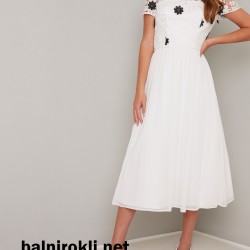 Елегантна Бяла Рокля с Декорация 