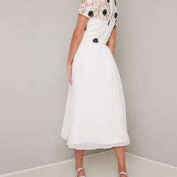 Елегантна Бяла Рокля с Декорация 