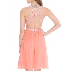 Елегантна Къса Рокля Корал с Диаманти Гол Гръб