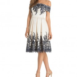 Елегантна Къса Рокля Бял Крем и Тъмносини Декорации
