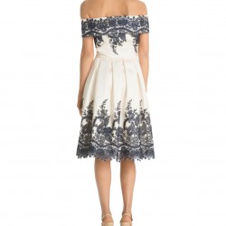 Елегантна Къса Рокля Бял Крем и Тъмносини Декорации