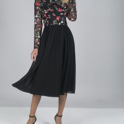 Елегантна Къса Черна Рокля с Бродерия Шифон