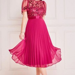 Елегантна Цикламена Миди Рокля Шифон Плисе Дантела Бродерия