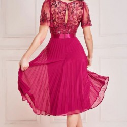 Елегантна Цикламена Миди Рокля Шифон Плисе Дантела Бродерия